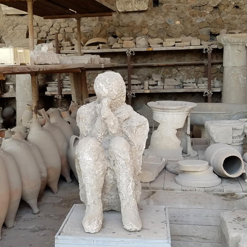 pompeii volcano statues